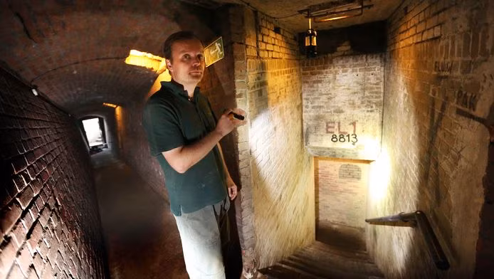 Người ta đã tìm thấy mạng lưới đường hầm đầu đủ tiện nghi ở ngôi làng Scheveningen bao gồm phỏng ngủ, phòng bếp, nhà vệ sinh, kho chứa đạn dược, vũ khí, lối đi...