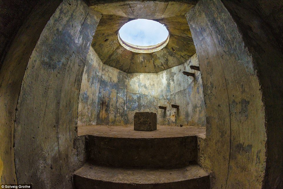 Sau khi Thế chiến 2 kết thúc, giới chức trách Hà Lan đã phát hiện nhiều căn cứ, đường hầm bí mật bên dưới lòng đất. Những công trình này do phát xít Đức xây dựng trong thời gian chiếm đóng Hà Lan.