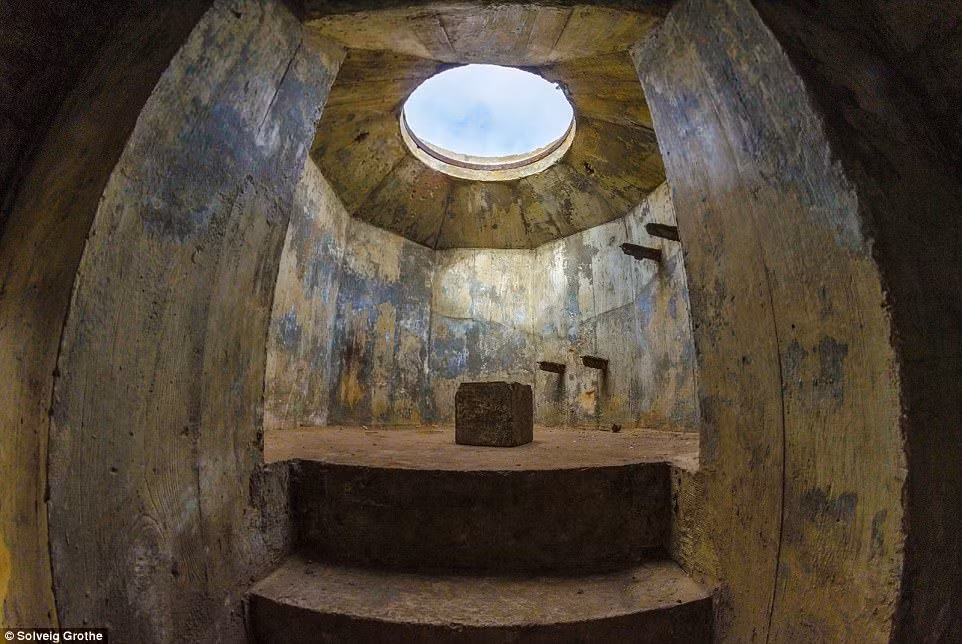 Sau khi Thế chiến 2 kết thúc, giới chức trách Hà Lan đã phát hiện nhiều căn cứ, đường hầm bí mật bên dưới lòng đất. Những công trình này do phát xít Đức xây dựng trong thời gian chiếm đóng Hà Lan.