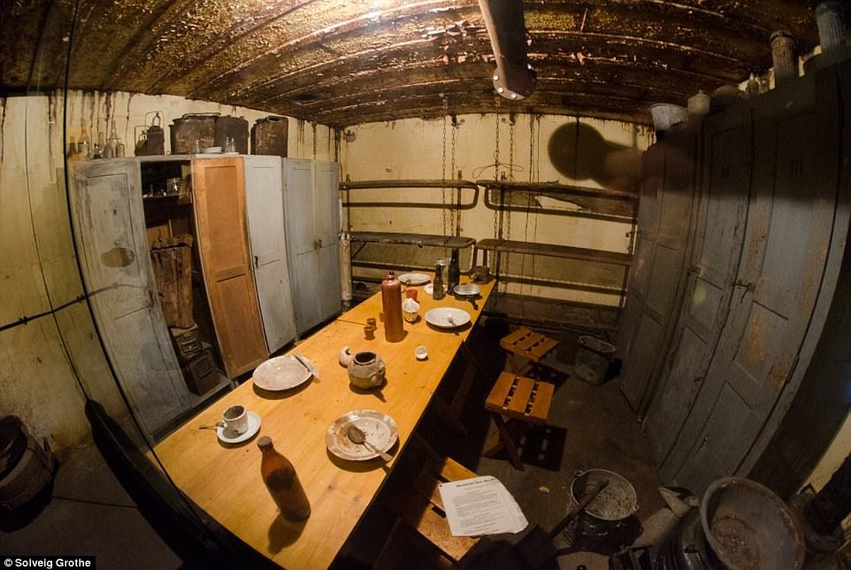 Hitler dự định xây thành phố ngầm có sức chứa hơn 3.000 người. Ngoài ra, Đức quốc xã còn cho xây dựng nhiều tòa nhà quân sự kiên cố bằng bê tông cốt thép.