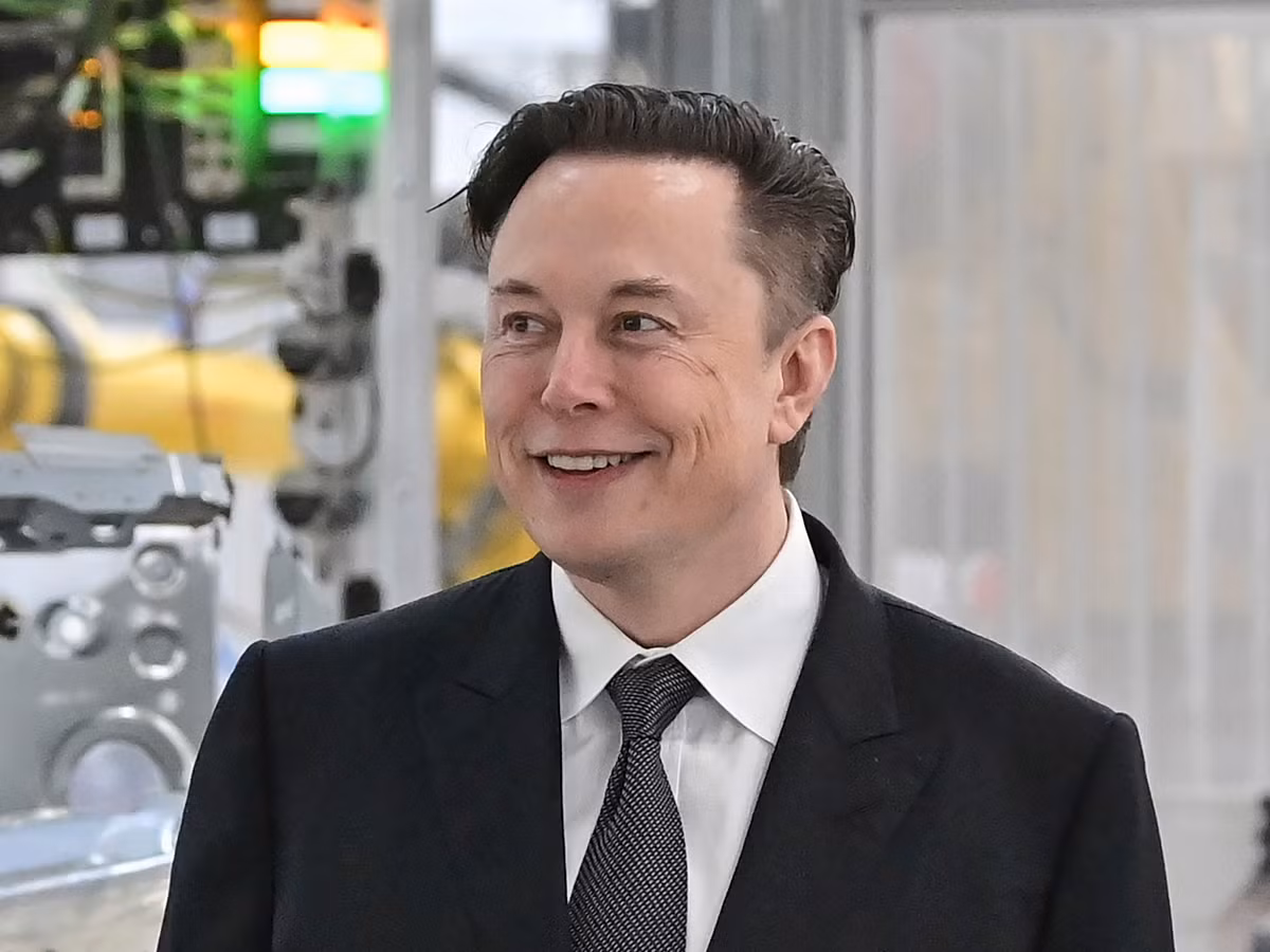 Tiếp đến, tài khoản Twitter @teslaownersSV thắc mắc liệu ông Elon Musk có thật sự là người ngoài hành tinh hay không.