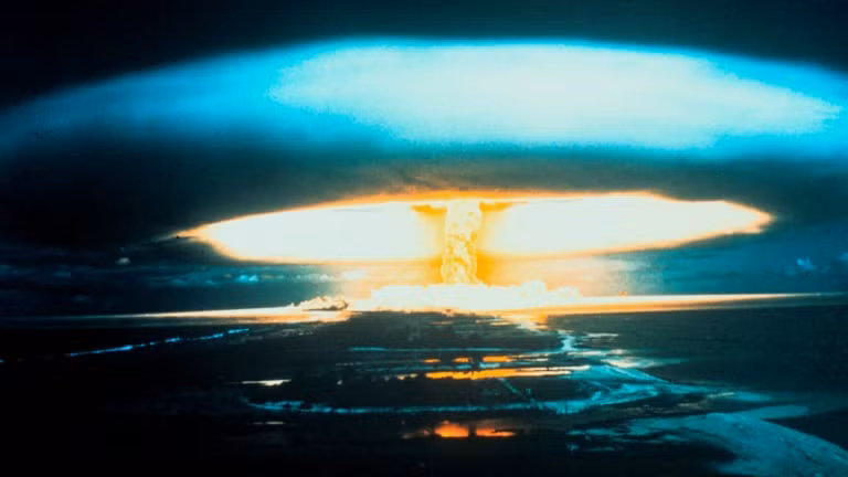 Trong những năm qua, giới chuyên gia lo ngại sẽ xảy ra chiến tranh hạt nhân và khiến nhân loại đối mặt với thiệt hại lớn về nhân mạng cũng như hậu quả lâu dài. Theo nhiều thống kê, hiện có 9 quốc gia đang sở hữu vũ khí hạt nhân bao gồm: Trung Quốc, Pháp, Ấn Độ, Israel, Triều Tiên, Pakistan, Nga, Mỹ và Anh.