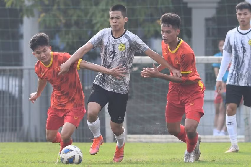 Thay tro Hoang Anh Tuan tap huan UAE, quyet gianh ve choi World Cup-Hinh-2