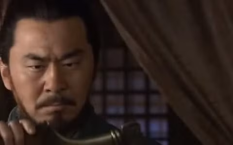 Từ đây, nhiều người tò mò Vương Doãn là ai. Theo các sử gia, Vương Doãn tên tự là Tử Sư, quê ở Thái Nguyên, Tinh Châu vào thời Đông Hán. Vương Doãn xuất thân trong dòng họ có học thức, nhiều đời làm quan triều Hán.