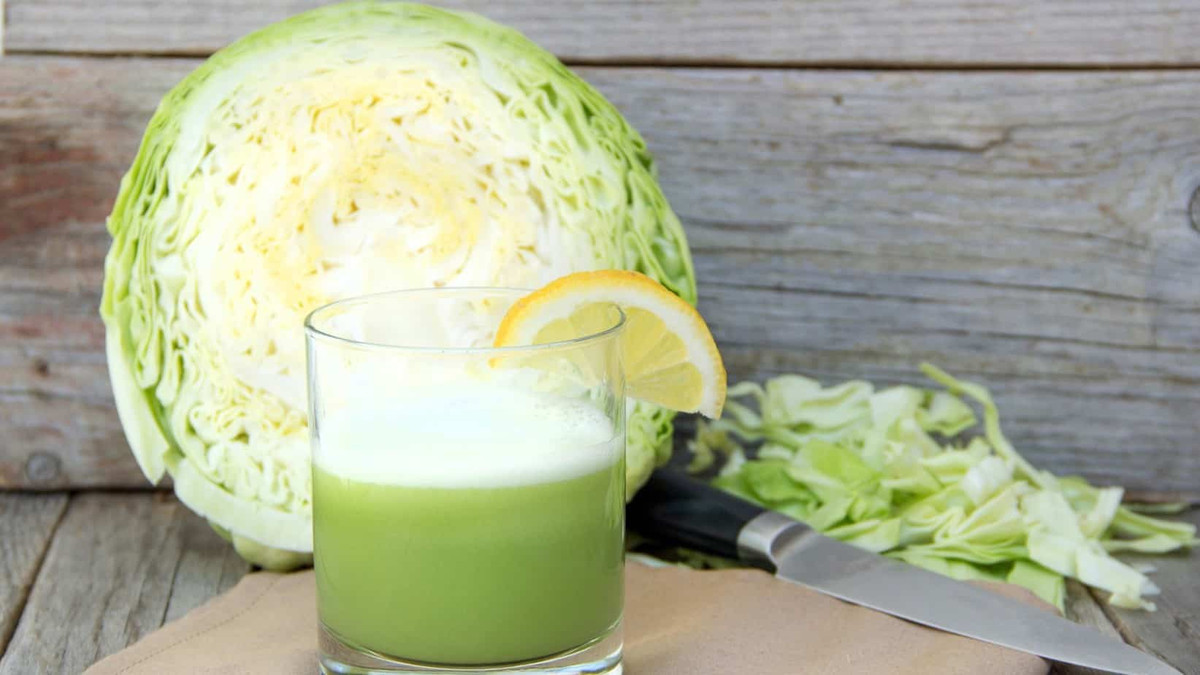 8. Tốt cho xương: Bắp cải rất giàu chất dinh dưỡng thiết yếu như canxi, magie và kali. Uống một cốc nước ép bắp cải thường xuyên giúp xương khỏe mạnh. Ảnh: DF.