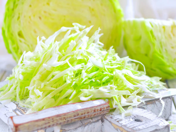 5. Giúp giảm viêm: Nước ép bắp cải có chứa nhiều hợp chất có thể giúp giảm viêm. Tình trạng viêm lâu ngày có thể gây bệnh. Ảnh: BS.