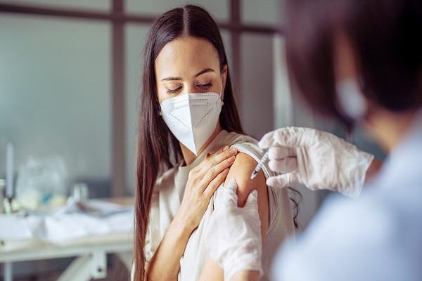 Tiet lo moi ve hoi chung COVID-19 keo dai o nguoi tiem vac xin