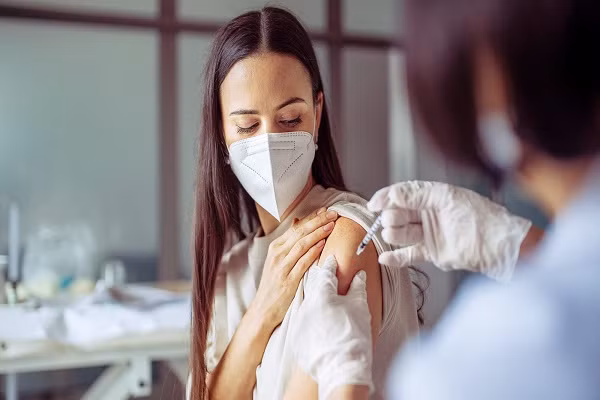 Tiet lo moi ve hoi chung COVID-19 keo dai o nguoi tiem vac xin