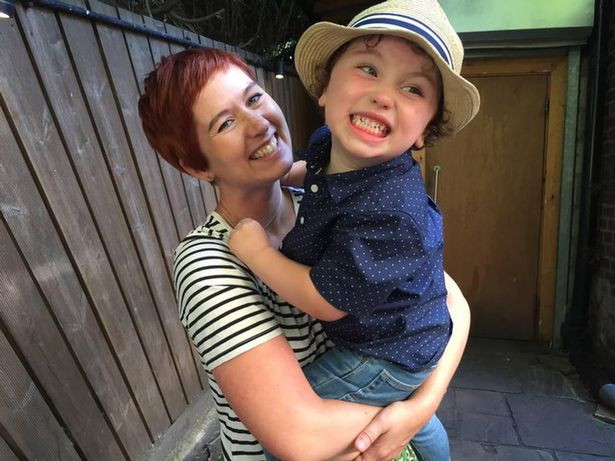 Bac si rut may tho, benh nhan hon me bong mo mat gay soc-Hinh-2