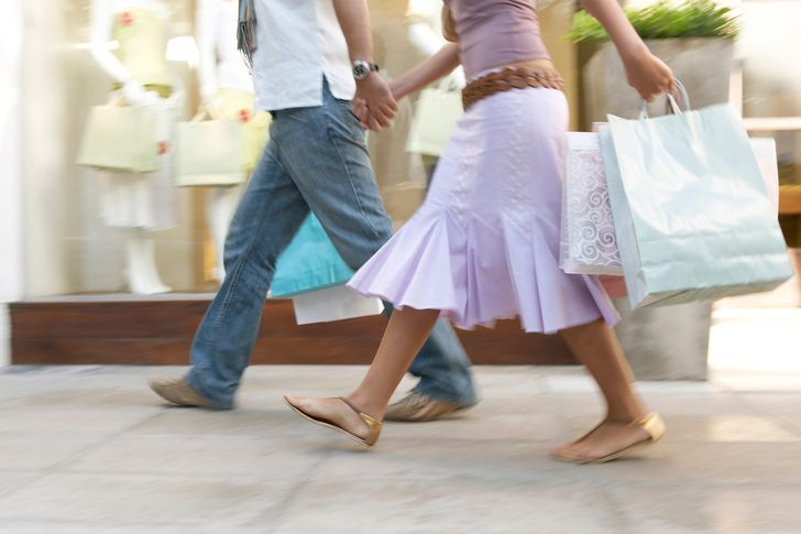 7. Đi giày dép hở ngón: Bạn có thể gặp rủi ro khi đi giày hở ngón như bị thương, côn trùng cắn hoặc dễ bị nhiễm trùng.