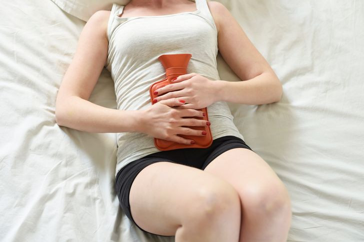 5. Tự chườm nóng: Chườm lạnh hoặc chườm nóng lên chỗ đau là cách mọi người thường áp dụng để giảm đau, nhưng có nhiều bệnh không cần phải chườm nóng, bao gồm chảy máu, viêm cấp tính trong bụng (viêm ruột thừa, túi mật, tụy). Trong vài giờ/ngày đầu sau khi bong gân hoặc chấn thương, bạn cũng không nên chườm.