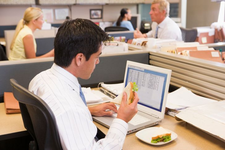 6. Ăn ngay tại bàn làm việc: Chỗ làm việc hầu như không phù hợp với việc ăn uống. Ngoài ra, mùi thức ăn có thể làm phiền đồng nghiệp của bạn.