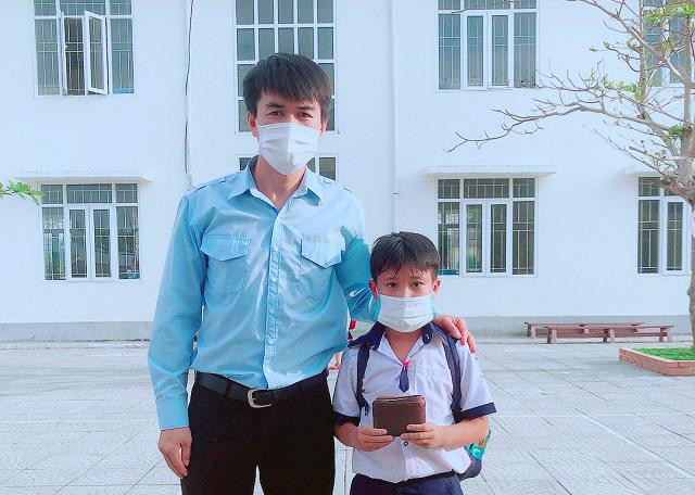 Hoc sinh lop 5 tra lai gan 9 trieu dong cho nguoi danh roi