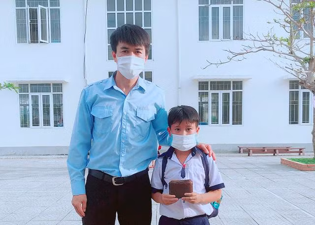 Hoc sinh lop 5 tra lai gan 9 trieu dong cho nguoi danh roi