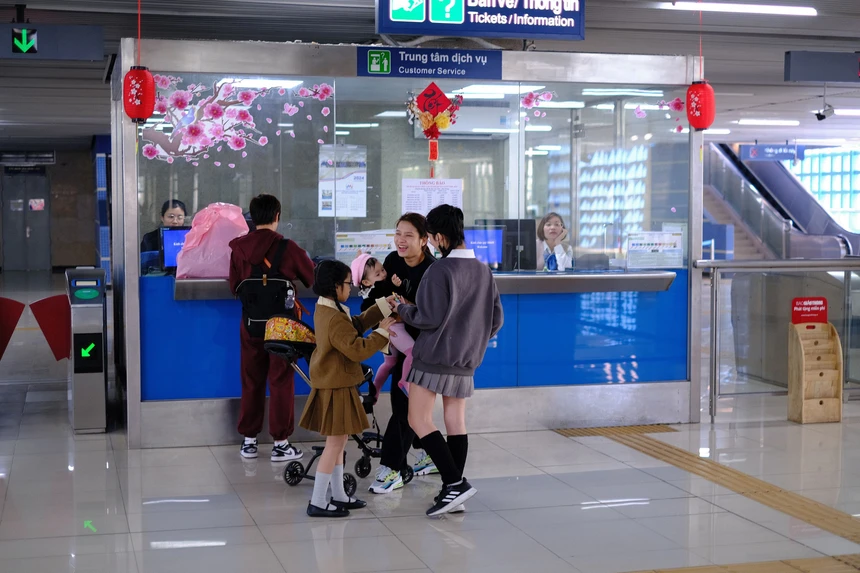 Tet Giap Thin, nhieu nguoi dan Ha Noi chon di du xuan bang tau dien-Hinh-2