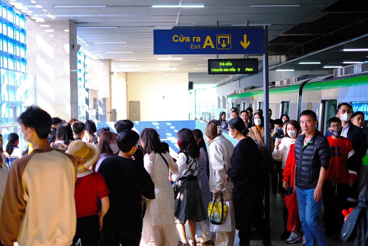 Tet Giap Thin, nhieu nguoi dan Ha Noi chon di du xuan bang tau dien-Hinh-13