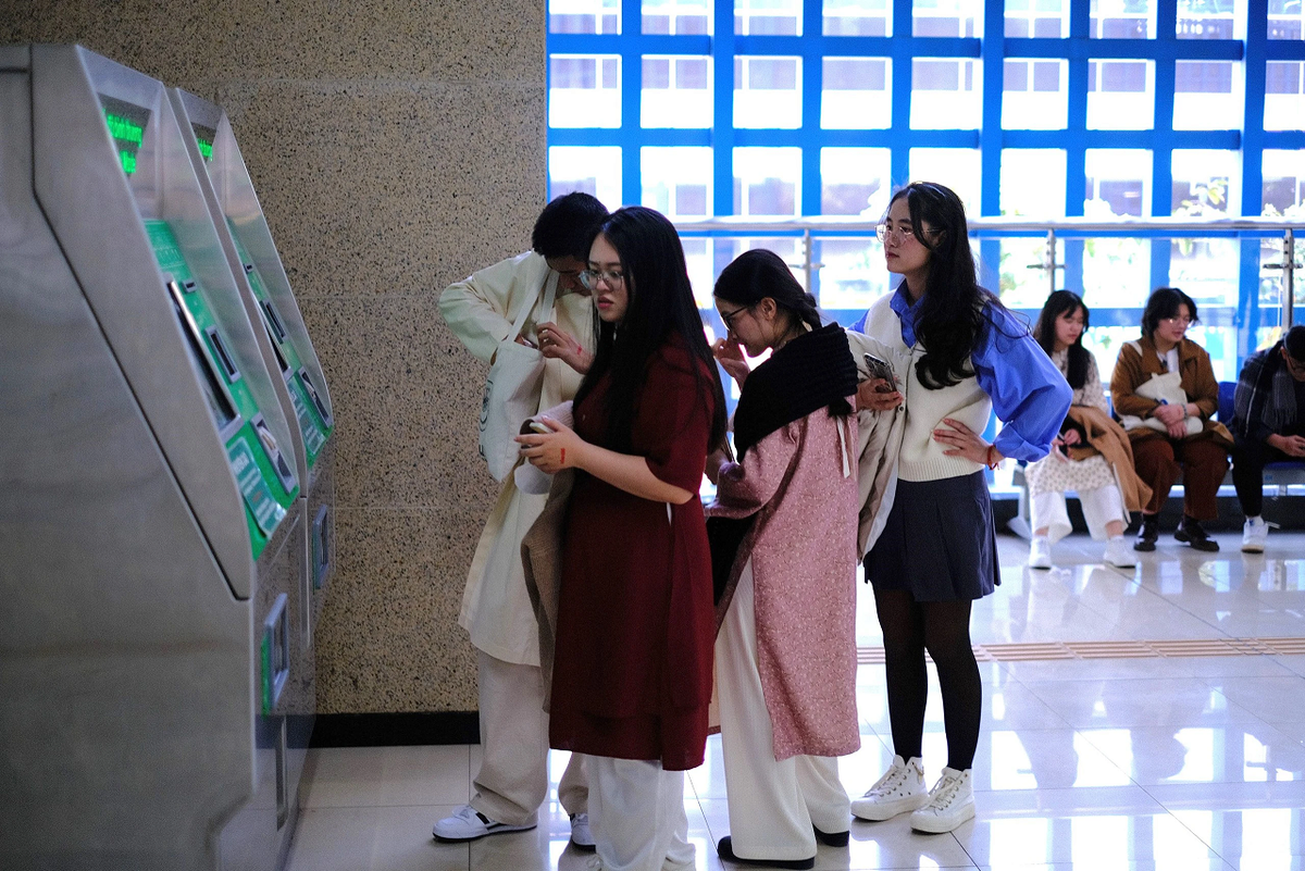 Tet Giap Thin, nhieu nguoi dan Ha Noi chon di du xuan bang tau dien-Hinh-3