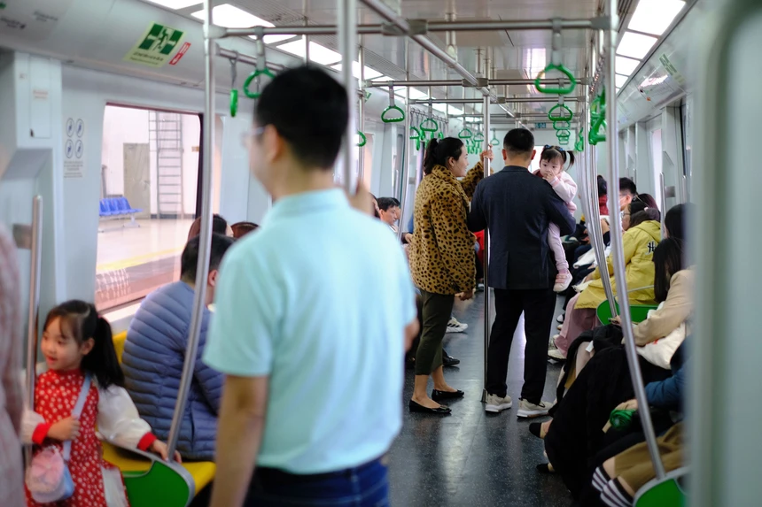 Tet Giap Thin, nhieu nguoi dan Ha Noi chon di du xuan bang tau dien-Hinh-8
