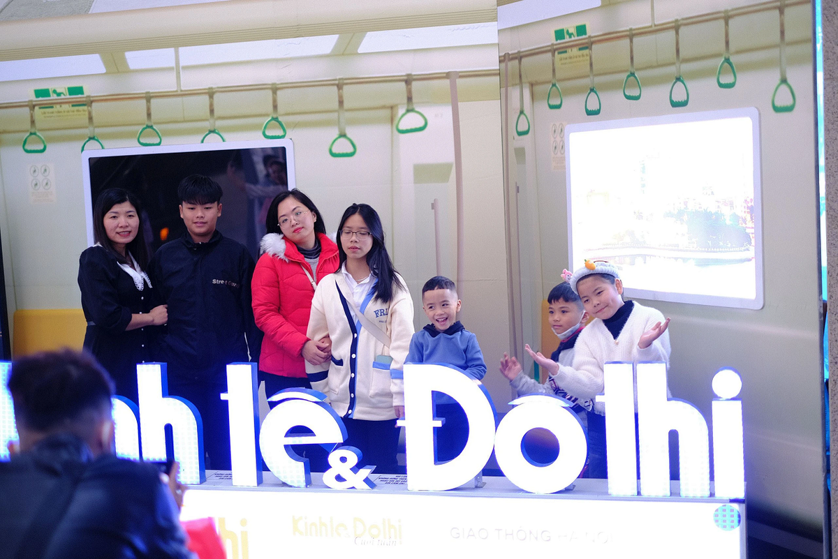 Tet Giap Thin, nhieu nguoi dan Ha Noi chon di du xuan bang tau dien-Hinh-15