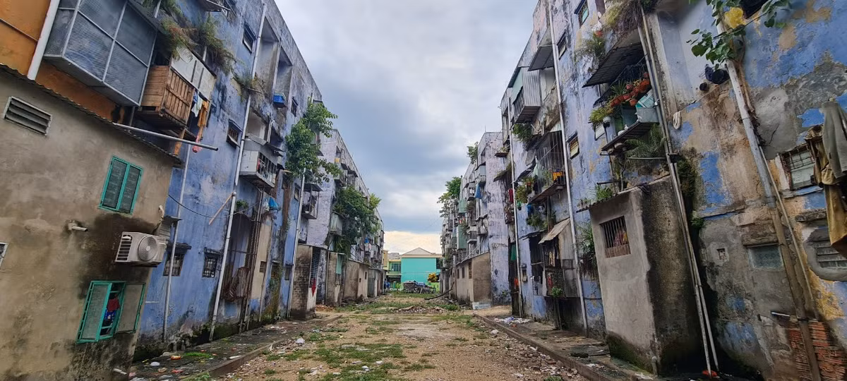 Tại chung cư Hoà Minh ở phường Hòa Minh, quận Liên Chiểu, tình hình xuống cấp càng nghiêm trọng hơn.