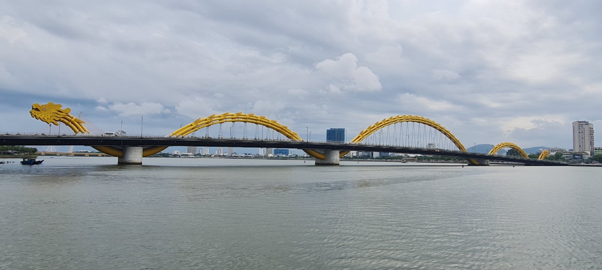 ơn 10 năm góp mặt vào bức tranh kiến trúc, du lịch của Đà Nẵng, với thiết kế độc đáo, khác biệt, cầu Rồng đã trở thành biểu tượng mới của thành phố bên bờ sông Hàn.