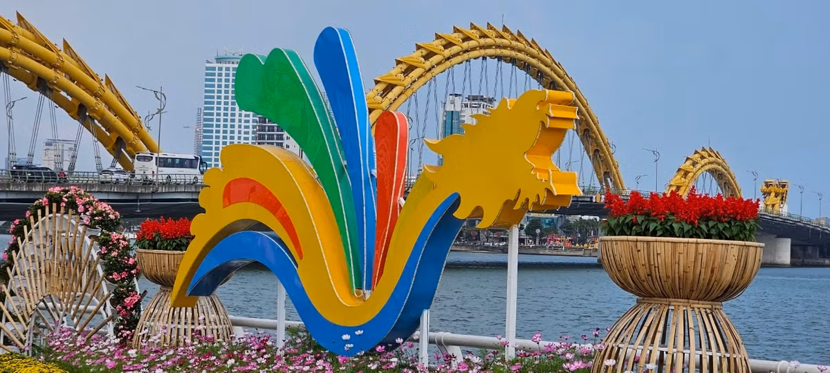 Khác với các cây cầu mang tên "rồng" khác như cầu Thăng Long (Hà Nội), cầu Hàm Rồng (Thanh Hóa)..., cầu Rồng Đà Nẵng có kết cấu nhịp thép độc đáo, mô phỏng lại hình dáng một con rồng dài 568m, nặng gần 9.000 tấn, với các bộ phận gồm đầu rồng, thân rồng, đuôi rồng và vảy rồng.