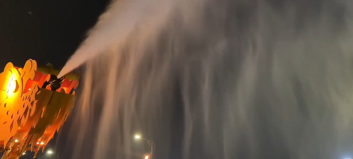 Tuy nhiên, nước không phải được phun thành dòng mà thành luồng hơi cực mạnh và đẹp, thể hiện khát vọng vươn xa của Đà Nẵng.