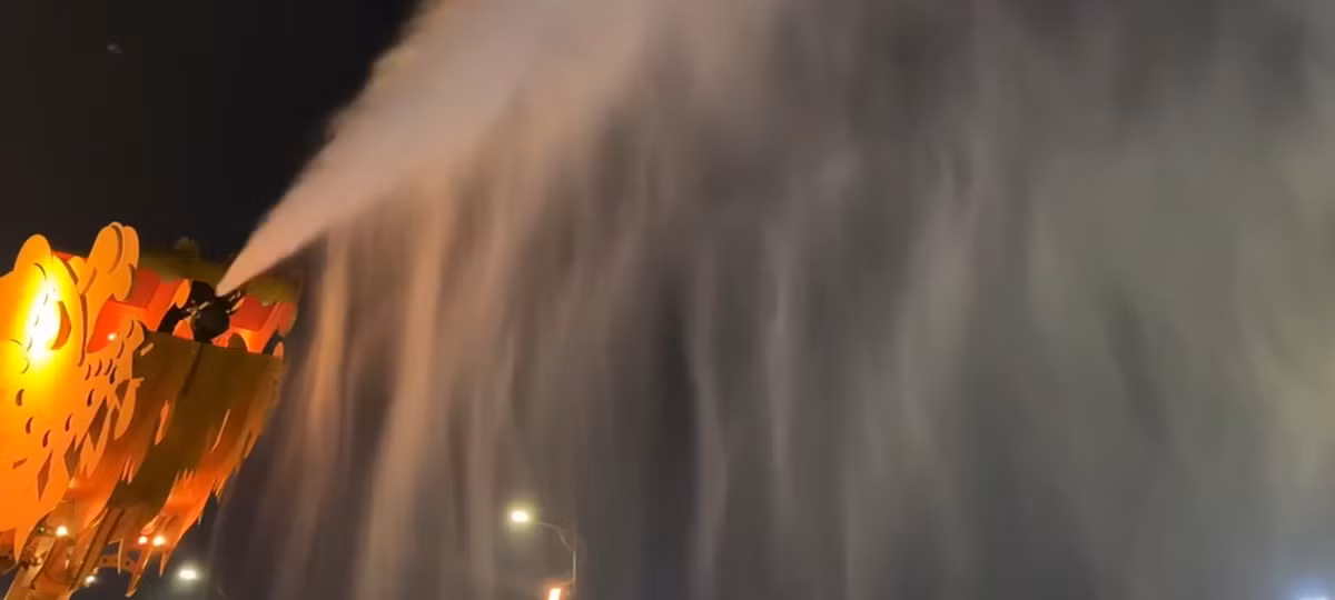 Tuy nhiên, nước không phải được phun thành dòng mà thành luồng hơi cực mạnh và đẹp, thể hiện khát vọng vươn xa của Đà Nẵng.