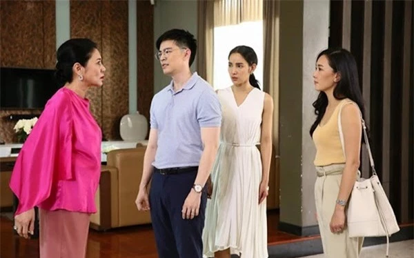 Ban trai den chuc Tet bi bo me duoi thang vi co hinh xam