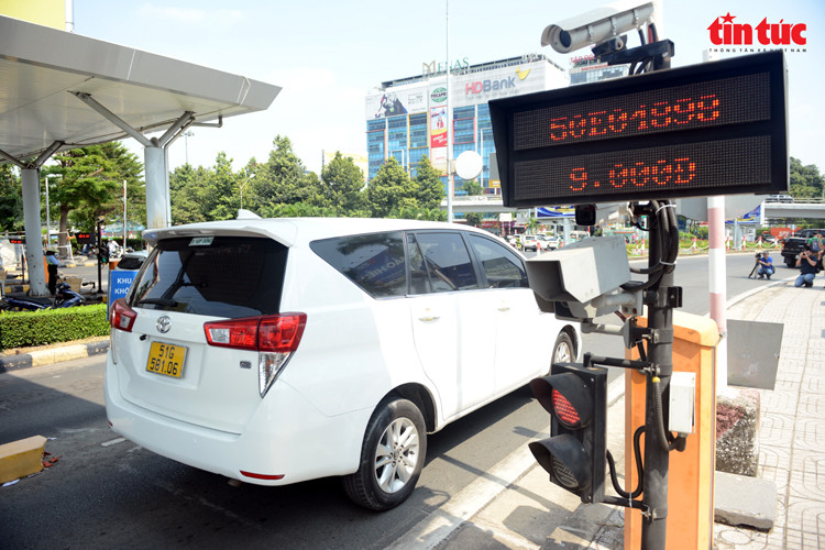 Cang HKQT Tan Son Nhat thu nghiem he thong thu phi khong dung tien mat-Hinh-3