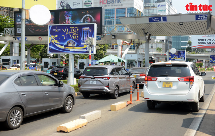 Cang HKQT Tan Son Nhat thu nghiem he thong thu phi khong dung tien mat-Hinh-4