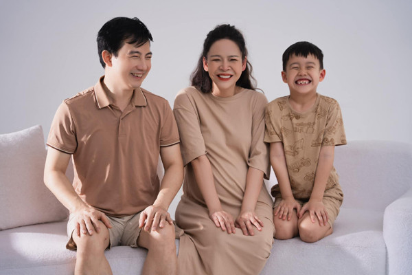 2 vợ chồng khác nhau trong cách làm việc, ít hợp tác chung cùng nhau và tưởng như chẳng liên quan nhưng lại gắn bó hạnh phúc bên nhau.