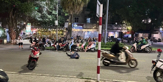 Nguyên giám đốc “nằm vạ” giữa đường bấm điện thoại, xử phạt thế nào? - Hình 2 Nguyen giam doc “nam va” giua duong bam dien thoai, xu phat the nao?-Hinh-2