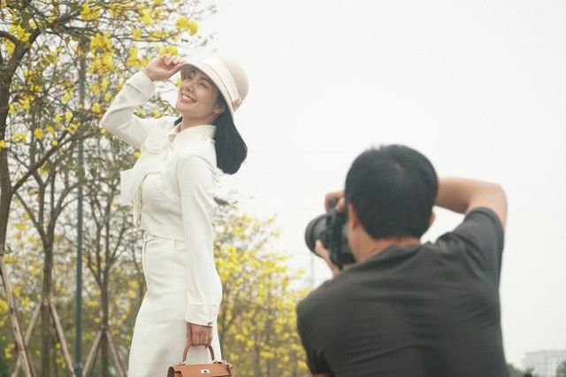 Nhiều người thuê cả các nhiếp ảnh gia để chụp ảnh, tạo dáng bên hàng hoa Phong Linh đang rực rỡ sắc Xuân.