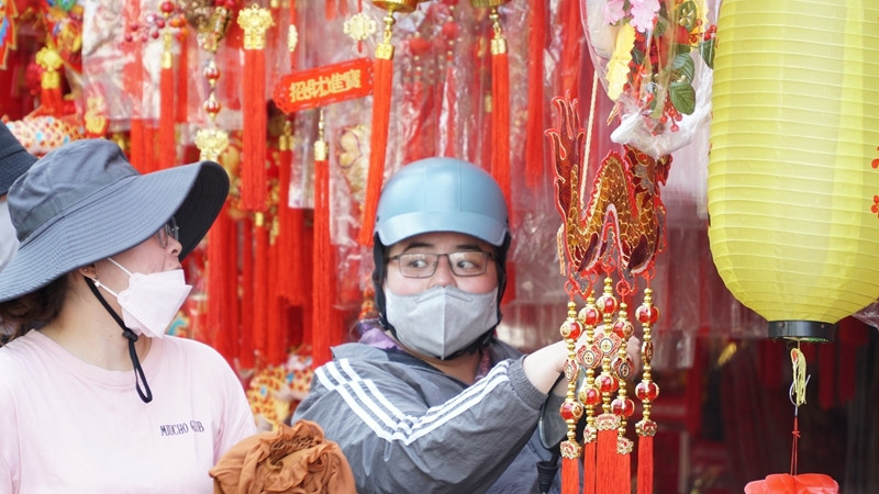 Đường Hải Thượng Lãn Ông là một trong những địa điểm bán đồ trang trí Tết nhiều nhất ở TP Hồ Chí Minh.