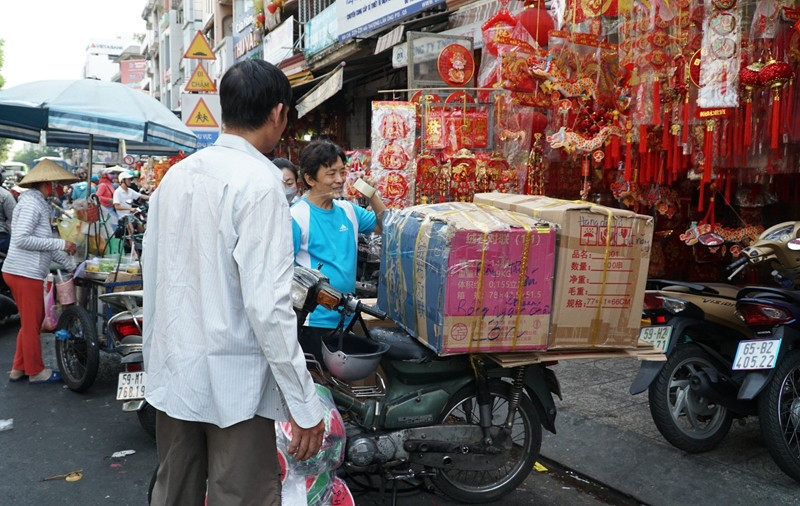 Nhiều tiểu thương từ các tỉnh, thành lân cận cũng đến lấy hàng về bán.