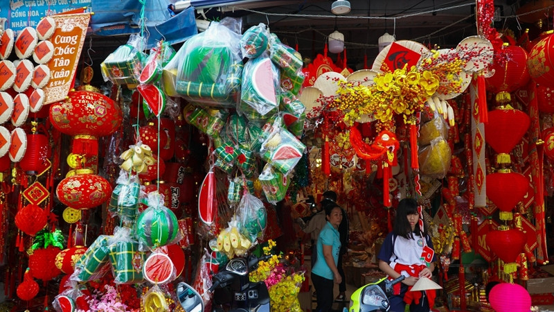 Các cửa hàng bày bán các loại đồ trang trí Tết phục vụ nhu cầu của người dân.