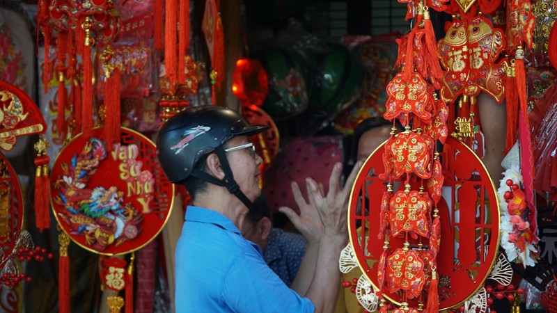 Mỗi độ Tết đến Xuân về, con đường này ngập trong sắc đỏ, người mua kẻ bán tấp nập.