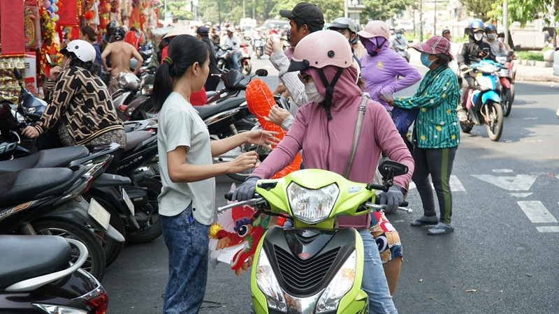 Người dân lựa chọn đồ trang trí linh vật rồng cho ngôi nhà của mình.
