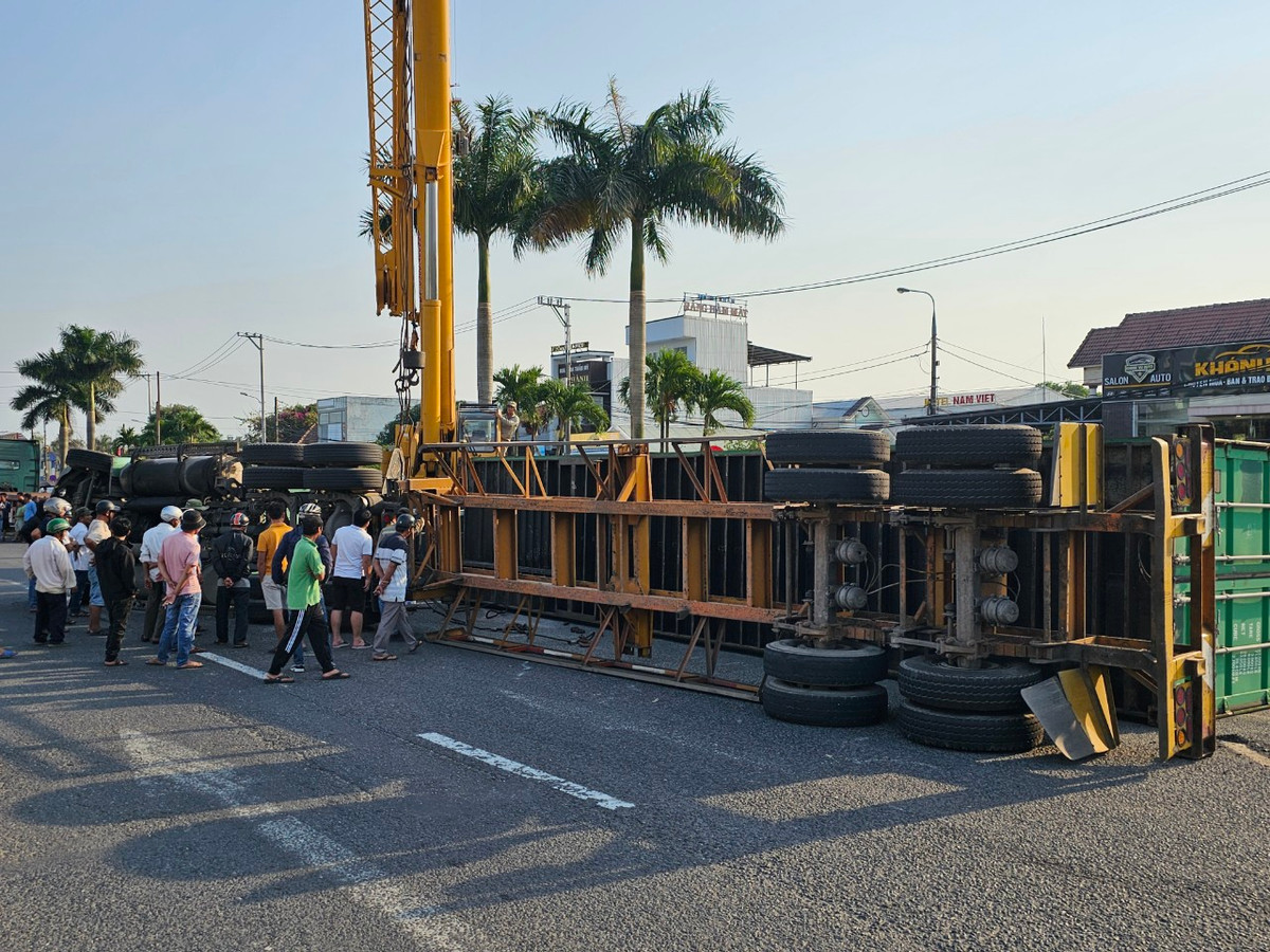 Các nhân chứng tại hiện trường cho biết, xe container lưu thông đến đoạn đường này thì bất ngờ tự lật nghiêng.