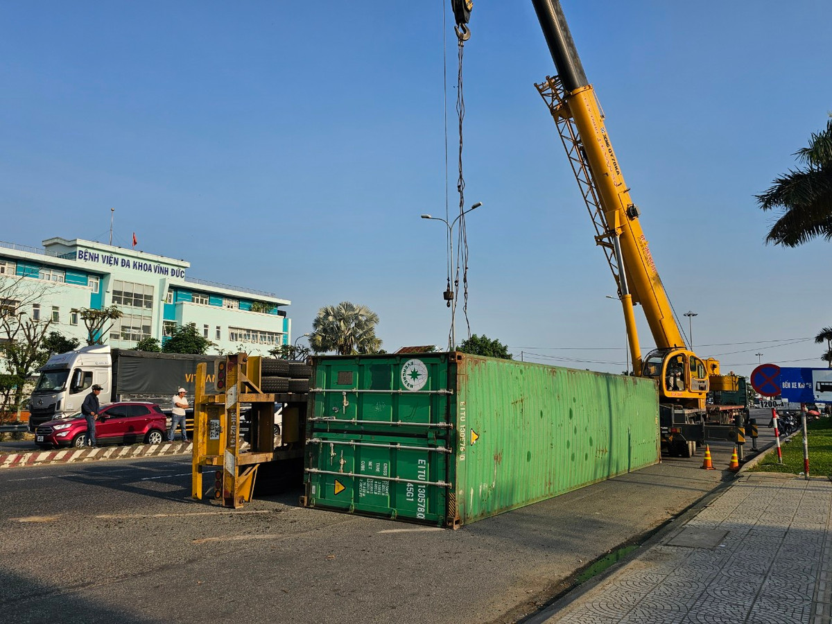 Nhận được tin báo, lực lượng chức năng đã đến hiện trường điều tiết giao thông và triển khai công tác cứu hộ, cứu nạn.