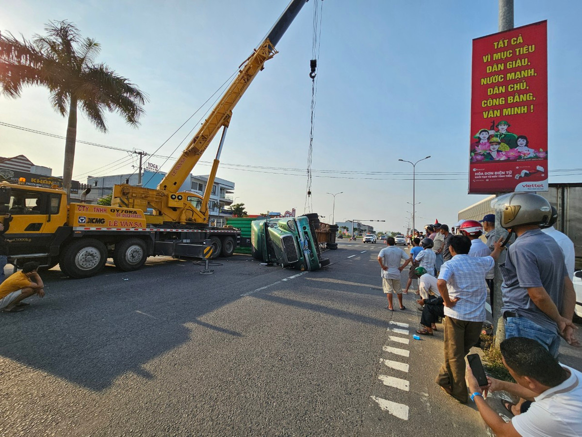 Xe cẩu tải hạng nặng được điều đến hiện trường.