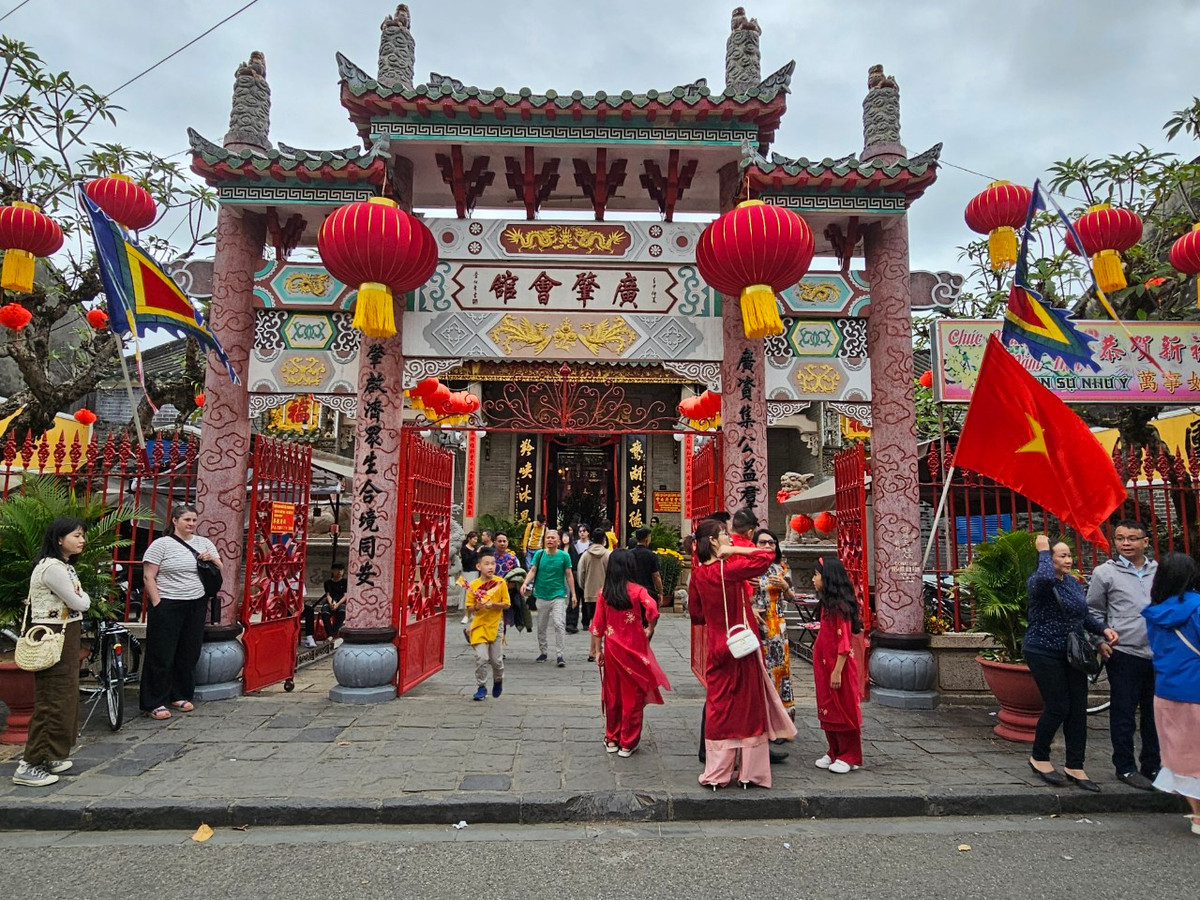 Tiết trời mát mẻ càng giúp không khí ngày Tết ở phố Hội thêm phần rộn rã.