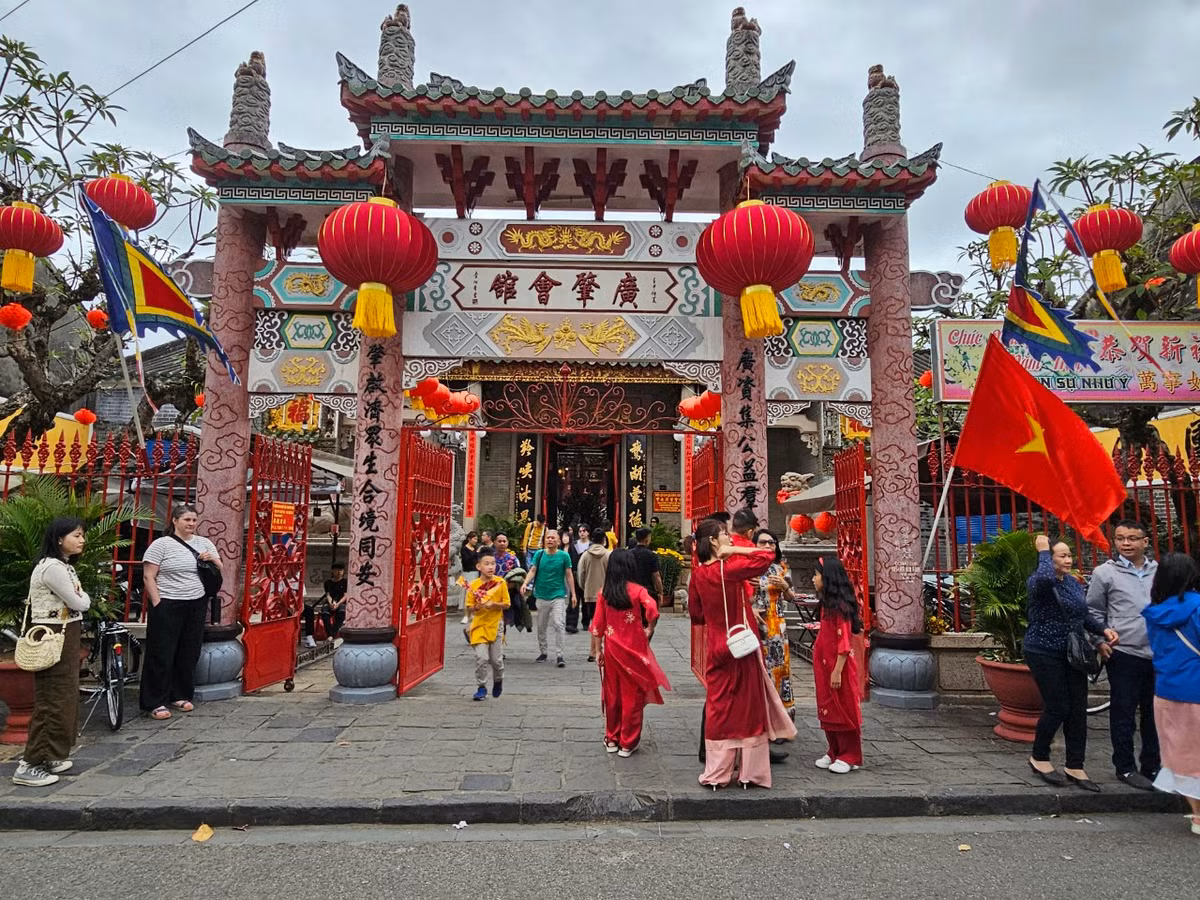 Tiết trời mát mẻ càng giúp không khí ngày Tết ở phố Hội thêm phần rộn rã.