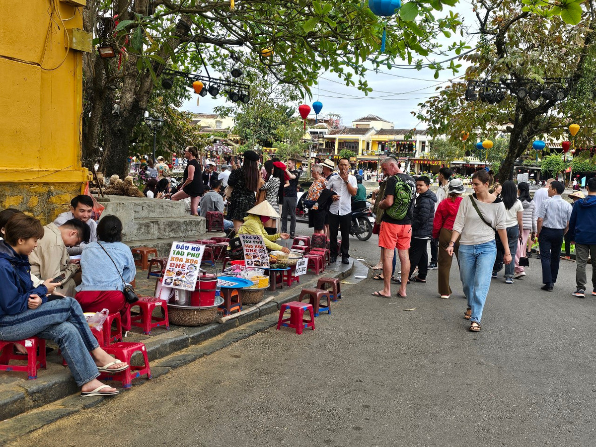 Du khách thích thú với các hoạt động, trải nghiệm đậm chất "phố cổ".