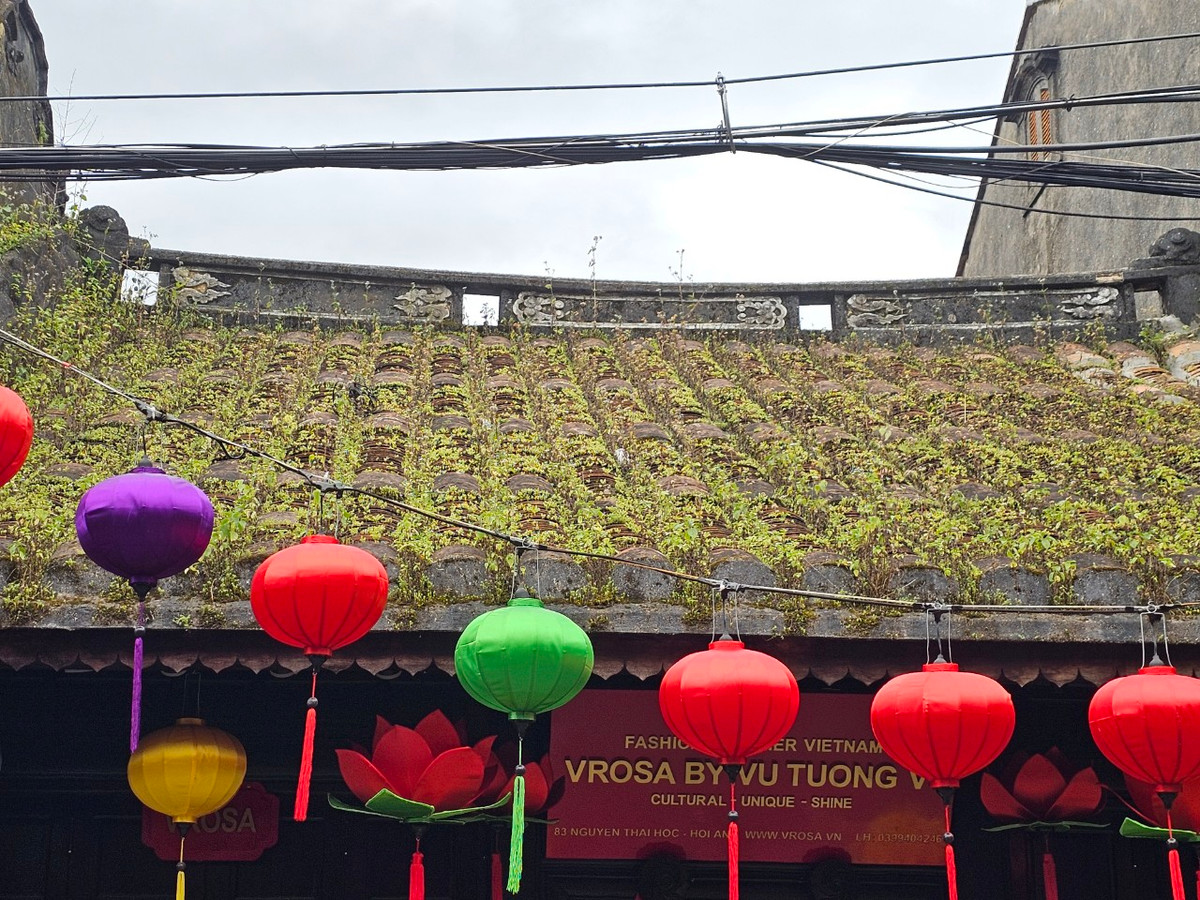 Sức hấp dẫn của Hội An xuất phát từ những kiến trúc cổ, những nhà mái ngói rêu phong, những con phố đèn lồng đầy màu sắc...