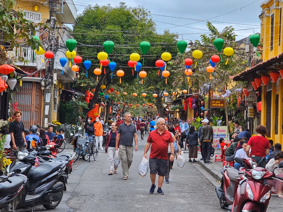 Sáng 10/2, khác hẳn vẻ tĩnh lặng ở nhiều thành phố khác, hàng ngàn lượt khách đổ về TP Hội An để tham quan, du xuân.