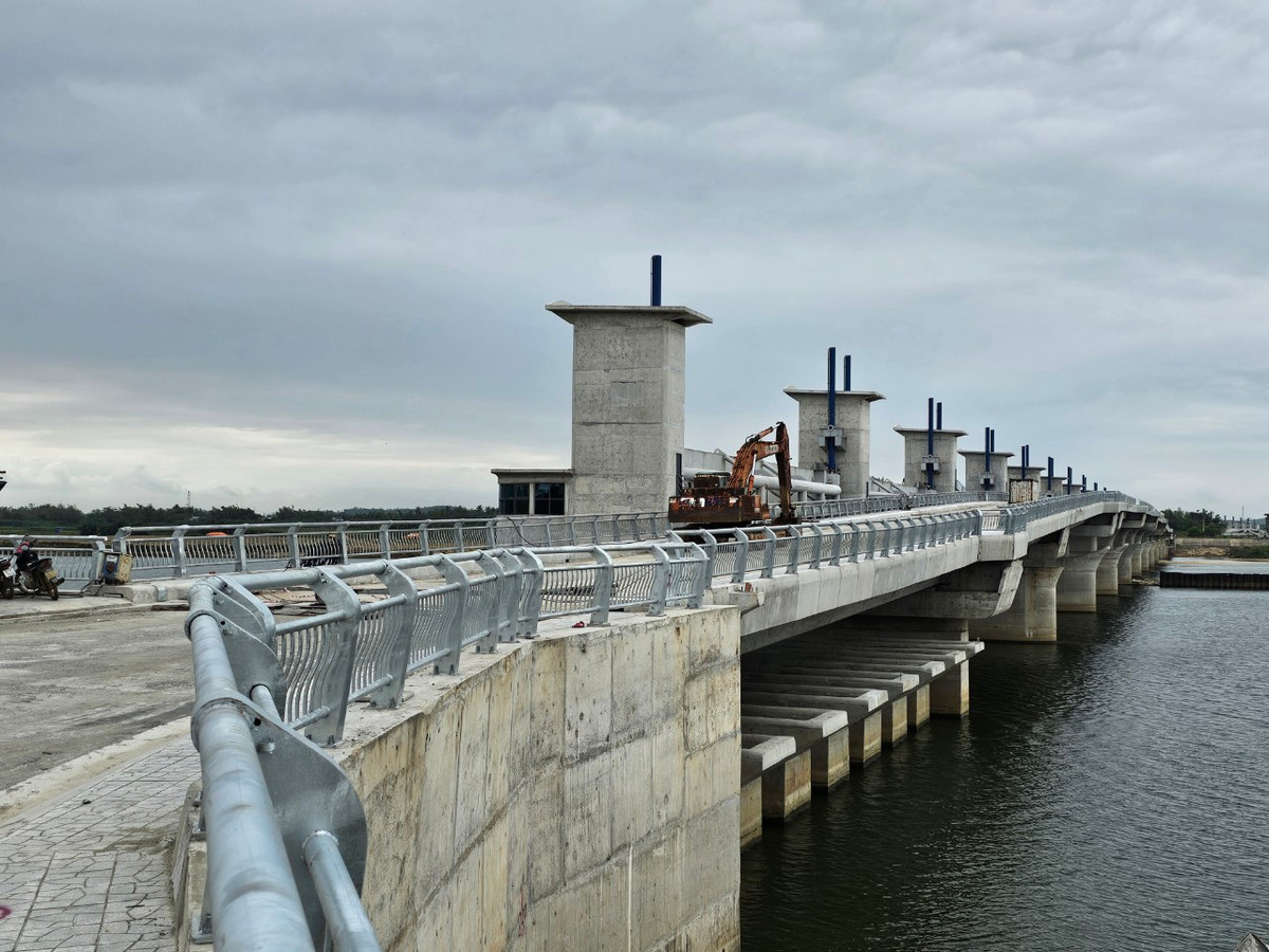 Thế nhưng, khi Phóng viên báo Tri thức và Cuộc sống có mặt tại công trình thi công dự án đập dâng ngàn tỷ vào những ngày cuối tháng 2/2024, dù đã qua rằm tháng Giêng, tại công trường dự án, mọi thứ vẫn im ắng.