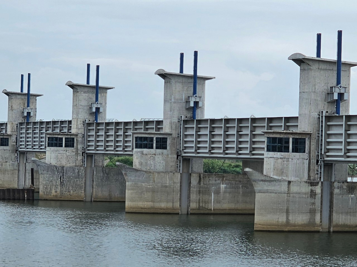 Tràn mặt (tràn Piano) gồm 04 khoang tràn, bố trí ở hai bên bờ của 02 đoạn đập, mỗi đoạn đập dâng có 02 khoang tràn.