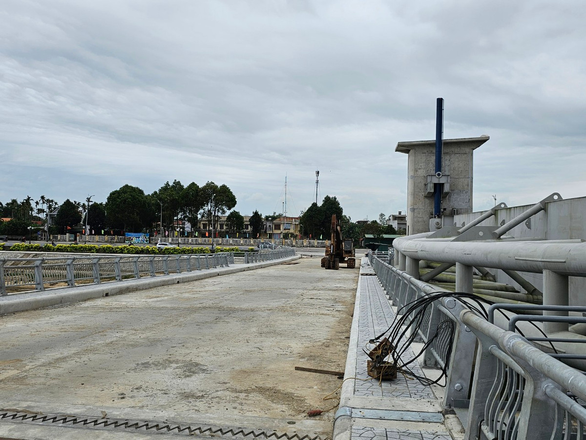 Cầu và đường giao thông với tổng chiều dài 1.396m, trong đó phần cầu giao thông dài 974,2m, bề rộng mặt cầu 12,0m, tại các trụ, phần lề bộ hành được mở rộng mỗi bên 1,25m để phục vụ việc ngắm cảnh...